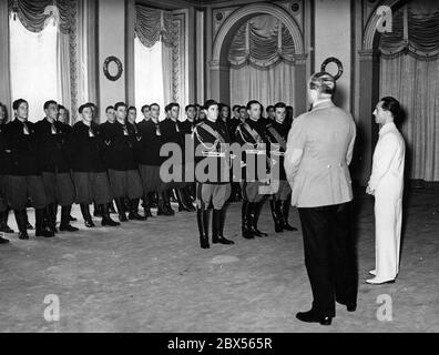 Il Ministro del Reich Joseph Goebbels (destra) accoglie con favore una delegazione dell'organizzazione fascista dei giovani italiani con un breve discorso al Ministero dell'Illuminismo pubblico e della Propaganda a Berlino. Alla sua sinistra è l'interprete. Foto Stock