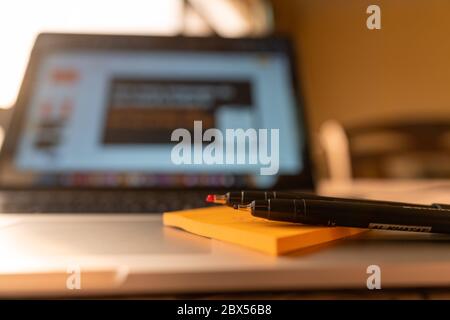 Lavorare su una presentazione | lavoro da casa (WFH), freelance, lavoro a casa scuola | computer portatile e workstation moderni Foto Stock