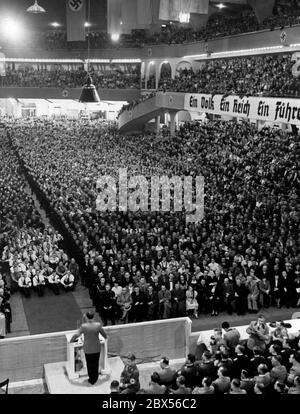 Visione del pubblico durante un discorso di Adolf Hitler nello Sportpalast di Berlino. Sulla destra il banner recita 'Ein Volk, Ein Reich, Ein Fuehrer' (un popolo, un Impero, un leader). Foto Stock