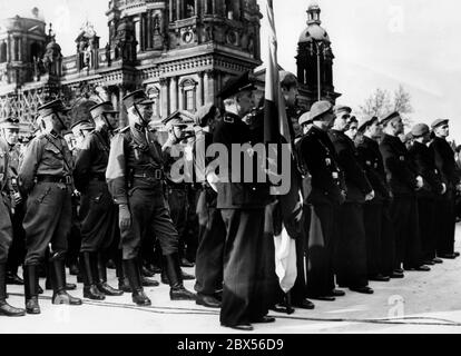 Apertura della mostra 'il Paradiso sovietico' al Lustgarten a Berlino: Una delegazione della Falange spagnola partecipa al rally. Foto Stock