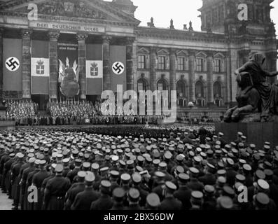 Rally di apertura di una mostra anti-bolscevica nel Reichstag di Berlino con il titolo "Bolschewismus ohne Maske" ("Bolscevismo senza maschera"). Foto Stock