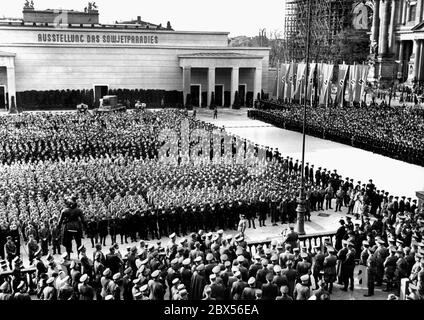 Apertura della mostra 'il Paradiso sovietico' al Lustgarten di Berlino: Rally di apertura di fronte al palazzo della mostra. Foto Stock
