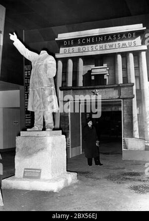 Vista della mostra 'il Paradiso sovietico' nel Lustgarten di Berlino: La sala 'facciata di scamattolo del Bolscevismo' con il monumento Lenin. Foto Stock