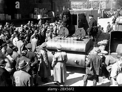 Preparazione alla mostra 'il Paradiso sovietico': Spettatori intorno al carro armato KW1 nel cantiere AEG. Il serbatoio è esposto alla mostra. Foto Stock