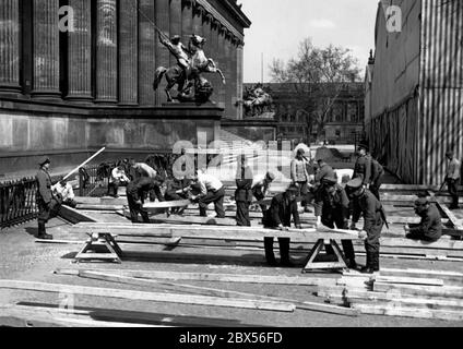 Preparazione della mostra "il paradiso sovietico" nel Lustgarten di Berlino: I pionieri tedeschi stanno costruendo un bunker. Sullo sfondo, il Museo Altes sull'Isola dei Musei di Berlino. Foto Stock