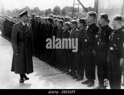 Heinrich Himmler visita una fabbrica del Waffen-SS per fornire informazioni su alcune specialità tecniche, qui di fronte agli apprendisti dell'istituto. Foto Stock