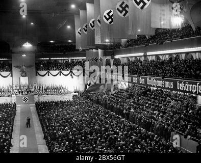 Vista sullo Sportpalast durante un discorso di Joseph Gobbels in occasione di un evento del Gau Berlin. A destra c'è un banner che indica che, quando combattiamo il bolscevismo, proteggiamo l'Europa. Foto Stock