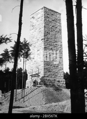 Preparativi per il Rally di Norimberga. Vista della torre dell'acqua 'Hoher Buehll' con stazione di pompaggio e serbatoi d'acqua non lontano dal partito nazista Rally terreni, che è stato costruito per garantire l'approvvigionamento idrico del campo di Langwasser. Foto Stock