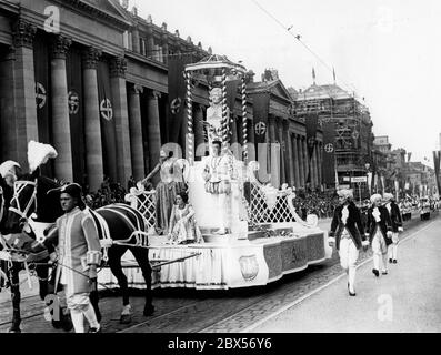 Vista della processione in occasione del congresso dell'organizzazione straniera della NSDAP a Stoccarda. La foto mostra le carrozze del Gau Salzburg con il busto di Mozart e i partecipanti in costumi classici. Alle sue spalle segue la processione di Danzig. Foto Stock