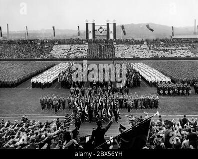 Vista della marcia della bandiera del raduno di massa nell'Adolf-Hitler-Kampfbahn a Stoccarda durante il VI Reichstagung der Auslandsdeutschen (VI Congresso Nazionale delle Associazioni estere). In primo piano Rudolf Hess sta eseguendo il saluto Hitler. Foto Stock