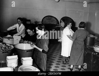 La cucina della casa appena inaugurata per i migranti di ritorno dell'organizzazione straniera NSDAP nell'ex Kurhaus Tegel sul lago Tegel. Foto Stock