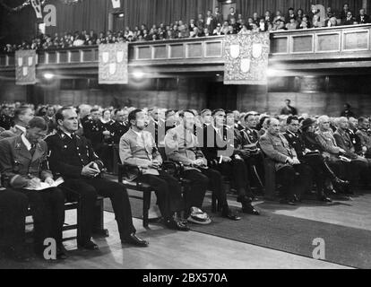 La foto mostra gli ospiti d'onore durante la sessione festiva della Camera di Belle Arti di Reich (Reichskunstkammer) nella sala cerimoniale del Deutsches Museum. Da sinistra a destra: Il Sindaco di Monaco Karl Fiehler, il Segretario di Stato Karl Hanke, Joseph Goebbels, Adolf Hitler, il Professor Adolf Ziegler (Presidente della Camera di Belle Arti di Reich), Walther Funk, Philipp Bouhler e presumibilmente Gerdy Troost. Sul bordo destro della foto, Heinrich Himmler e Hugo Sperrle. Foto Stock