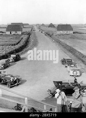 Vista di una strada sul recentemente costruito Adolf-Hitler-Koog a Dithmarschen, Schleswig Holstein. Foto Stock