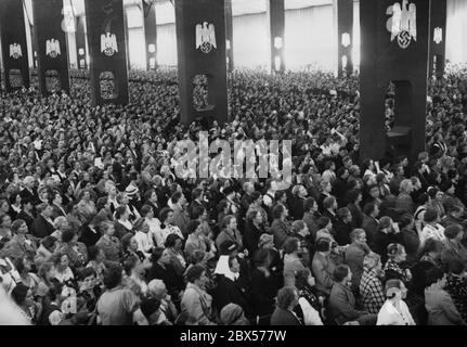 Panoramica dei partecipanti al rally della Lega Nazionale Socialista delle Donne nella Vecchia Sala del Congresso durante il Reich Party Congress of Labour a Norimberga. Foto Stock