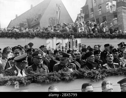 Vista della tribuna degli ospiti d'onore, durante la sfilata sulla cosiddetta Adolf-Hitler-Platz a Norimberga. Da sinistra a destra: Generale der Flieger Erhard Milch, colonnello generale Freiherr Werner von Fritsch, Field Marshal General Werner von Blomberg, e ospiti italiani, tra cui il generale Bastianini e il leader operaio Cianetti. Foto Stock