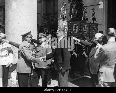 Adolf Hitler dà il benvenuto ad August von Finck di fronte alla Haus der Deutschen Kunst (ora Haus der Kunst) di Monaco. Nel mezzo, Gaultiter Adolf Wagner. Foto Stock