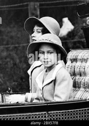 Principessa Margherita in carrozza con la sorella Principessa Elisabetta il suo nono compleanno. Foto Stock