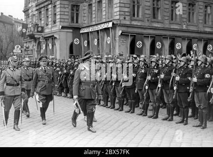 Hermann Goering ispeziona una formazione d'onore della polizia di Vienna, seguita dal suo giudice personale, il generale maggiore Karl Bodenschaft. Sulla sinistra, due poliziotti tedeschi. Foto Stock