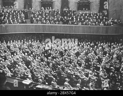 Parere dei membri del NSDAP in parlamento durante il discorso di Hitler. Foto Stock