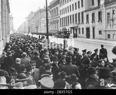 Prima della sessione del Reichstag nella Krollopper di Berlino il 20 febbraio 1938, gli spettatori aspettano che la vettura di Adolf Hitler lasci la Cancelleria del Reich. Foto Stock