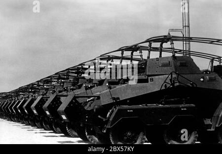 Veicoli da ricognizione corazzati del tipo SD.Kfz. 231 8 Rad (Funk) sono pronti per il trasporto alle truppe dopo essere stati assemblati. L'antenna a telaio serve a migliorare le apparecchiature radio a medio raggio. Foto Stock