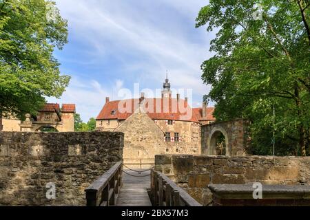 L'esterno del castello di Vischering, Burg Vischering, castello medievale ormeggiato nella regione di Münster, Lüdinghausen, NRW, Germania Foto Stock