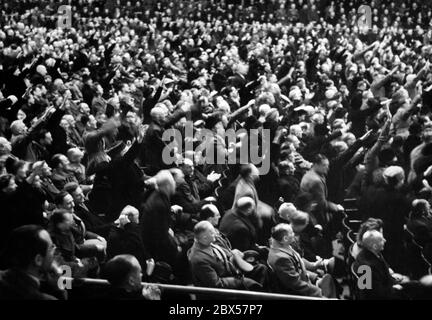 Dopo il discorso demagogico del ministro della Propaganda Joseph Goebbels di Reich con le famose parole 'volete la guerra totale?', alcuni dei presenti si levano in piedi per confermare il loro accordo. Foto: Swan Foto Stock