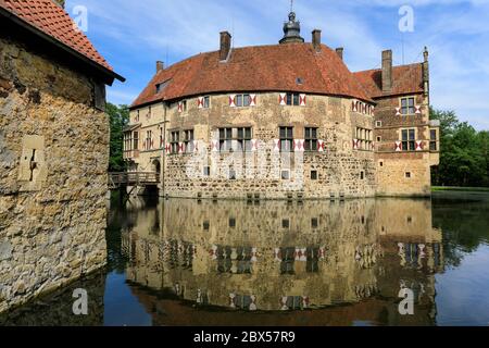 L'esterno del castello di Vischering, Burg Vischering, castello medievale ormeggiato nella regione di Münster, Lüdinghausen, NRW, Germania Foto Stock