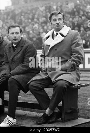 Allenatore di Kaiserslautern Gyula Lorant e allenatore ad interim Dietrich Weise, Bundesliga, stagione 1969/1970, Rot-Weiss Oberhausen vs. 1. FC Kaiserslautern 0: 0. Foto Stock