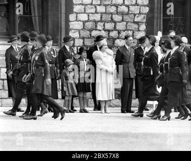 Da sinistra a destra: Principessa Margaret Rose (in uniforme come Brownie), Principessa Elisabetta (in uniforme come guida), Regina Elisabetta, Re Giorgio VI e Regina Madre Maria (leggermente coperta) in una sfilata di scout ragazza. Foto Stock