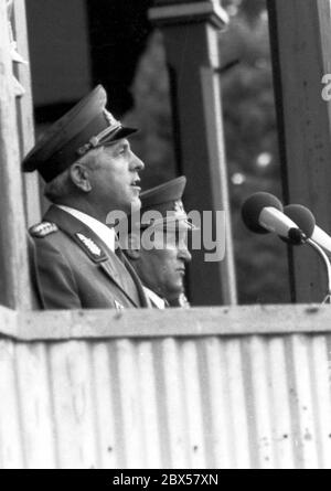 Cerimonia militare in occasione del giuramento di laureati dell'Offiziershochschule 'Ernst Thaelmann' delle forze terrestri dell'Esercito popolare Nazionale (NVA) della RDT di Loebau. Il capo delle forze terrestri della NVA e il vice ministro della Difesa della Germania orientale Horst Stechbarth (sinistra) in un discorso agli ufficiali. Foto Stock