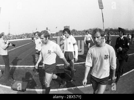 Giocatori dopo il gioco RW Oberhausen contro Moenchengladbach, Bundesliga, stagione 1972/1973, Rot-Weiss Oberhausen contro Borussia Moenchengladbach 1: 3, Niederrheinstadion. Foto Stock