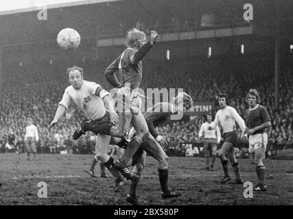 Duello aereo tra Seeler, Ruessmann e Fichtel, Schalke contro HSV nel Glueckauf-Kampfbahn, Bundesliga, stagione 1971/1972, FC Schalke 04 contro Hamburger SV 3: 0. Foto Stock