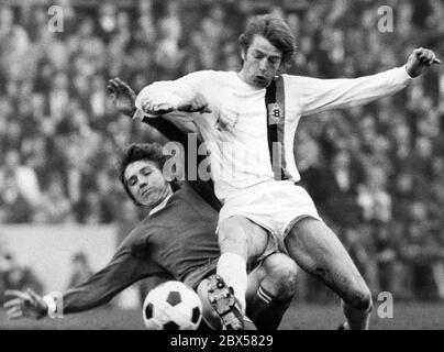 Affronta tra Fischer e Bleidick dalla coppa Gladbach contro Schalke, DFB Cup, quarto finale, stagione 1971/1972, Borussia Moenchengladbach contro FC Schalke 04: 2- 2. Foto Stock