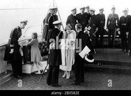 Elizabeth II (a sinistra), la regina Elisabetta e il re Giorgio VI (a destra, dietro la regina) a bordo dello yacht reale 'Viktoria e Albert' durante la grande revisione della flotta con flotte inglesi e navi da guerra di altre nazioni. Foto Stock