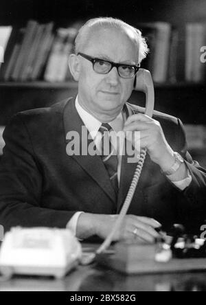 Gerhard Probst - * 01.10.1912 - 21.02.2002. Tra il 1956 e il 1973 è stato vice ministro per i servizi postali e di telecomunicazione della RDT per la radiodiffusione e la televisione, prima di quel capo ingegnere della Rundfunk der DDR dal 1950, e contemporaneamente predecessore di Interim-Intendant Heinz Adameck del Fernsehen der DDR nel 1954. Foto dal 1° ottobre 1970. Foto Stock