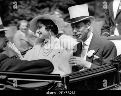 La regina Elisabetta e il re George VI in un Landau aperto il giorno della Gold Cup sulla strada per Ascot. Foto Stock