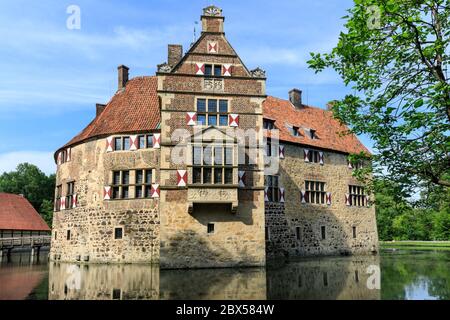 L'esterno del castello di Vischering, Burg Vischering, castello medievale ormeggiato nella regione di Münster, Lüdinghausen, NRW, Germania Foto Stock