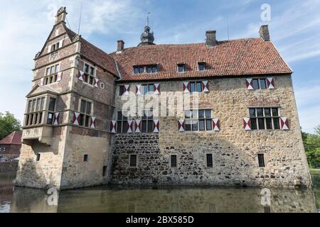 L'esterno del castello di Vischering, Burg Vischering, castello medievale ormeggiato nella regione di Münster, Lüdinghausen, NRW, Germania Foto Stock