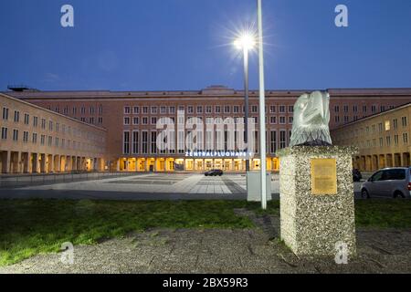 Berlino, Germania. 03 Apr 2020. L'entrata principale dell'ex aeroporto centrale Berlin-Tempelhof durante l'ora blu. L'aeroporto è stato operativo dal 1923 fino alla sua chiusura il 30 ottobre 2008. Credit: jahren/dpa-Zentralbild/ZB/dpa/Alamy Live News Foto Stock