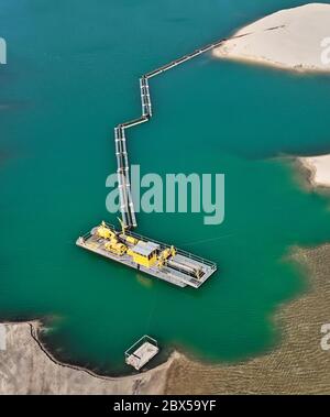 Fotografia aerea di un escavatore di aspirazione in un'attività mineraria umida con tubazioni collegate Foto Stock