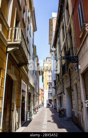 Parma, Italia - 8 luglio 2017: Vista di vecchi edifici nella stretta strada di Parma Foto Stock