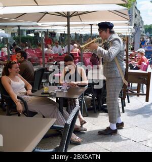 AVIGNONE, FRANCIA - 12 LUGLIO 2014: Musicista non identificato si esibiscono in strada, per pubblicizzare il loro spettacolo teatrale, durante l'annuale Avignon Theatre Festi Foto Stock