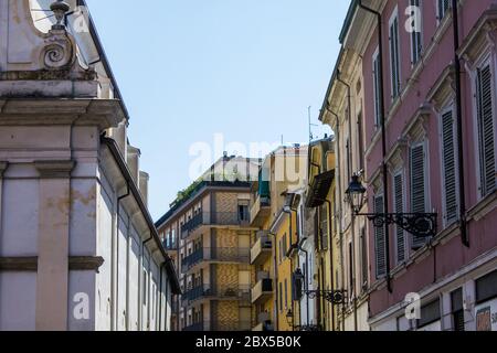 Parma, Italia - 8 luglio 2017: Vista su vecchi edifici tradizionali nel centro della città Foto Stock