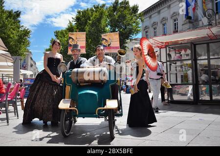 AVIGNONE, FRANCIA - 12 LUGLIO 2014: Attori non identificati si esibiscono in strada, per pubblicizzare il loro spettacolo teatrale, durante l'annuale Festival del Teatro di Avignone Foto Stock