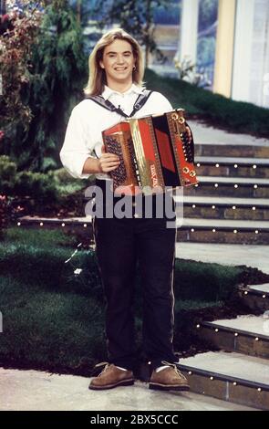 Florian Silbereisen, deutsches Akkordeon-wunderkind zu Gast in der Musiksendung MUSIKANTENSCHEUNE, Deutschland 1999. Florian Silbereisen, fisarmonicista tedesco ospite della mostra musicale MUSIKANTENSCHEUNE, Germania 1999. Foto Stock