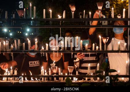 La gente accende le candele durante la veglia di Piazza Tiananmen al Victoria Park a Causeway Bay, Hong Kong il 04 giugno 2020. Migliaia di persone in tutta Hong Kong si sono riunite e accese candele il 4 giugno per commemorare il massacro di Tiananmen nonostante il divieto del governo contro le riunioni. Foto Stock