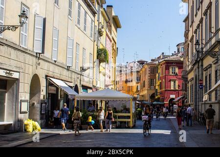 Parma, Italia - 8 luglio 2017: Persone che camminano nella città vecchia in un giorno di sole Foto Stock