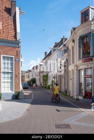 persone in bicicletta nelle strade della vecchia zutphen nei paesi bassi Foto Stock