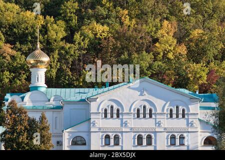 Edifici Sviatohirsk Lavra sullo sfondo di una piccola collina, coperta di vegetazione lussureggiante. L'autunno si avvicina Foto Stock